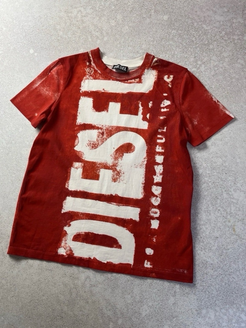 MEN’S SIZE SMALL(WOMEN’S SIZE MEDIUM)/Diesel Red Graphic Logo Tee